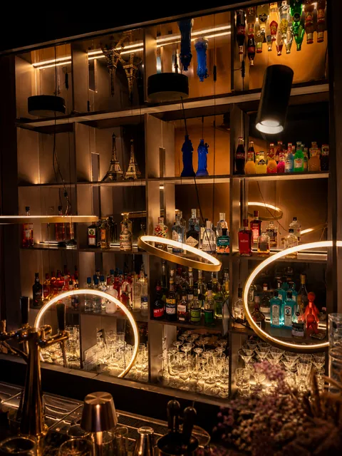Le bar du Bistrot et ses étagères de spiritueux