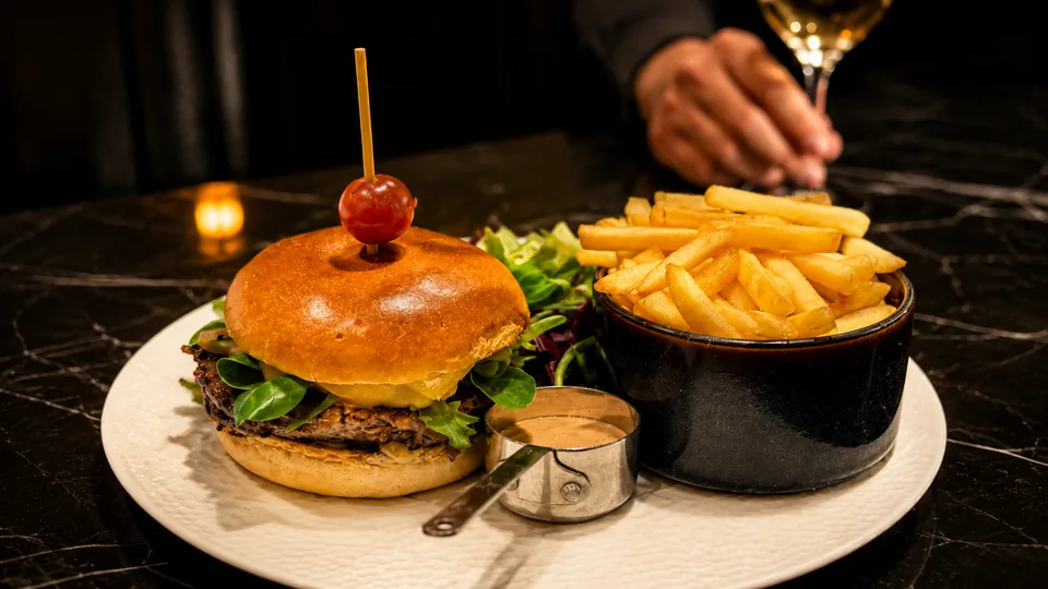 Un burger et ses frites maison