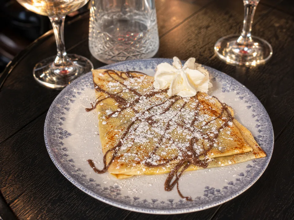 Une crêpe au chocolat servie en dessert