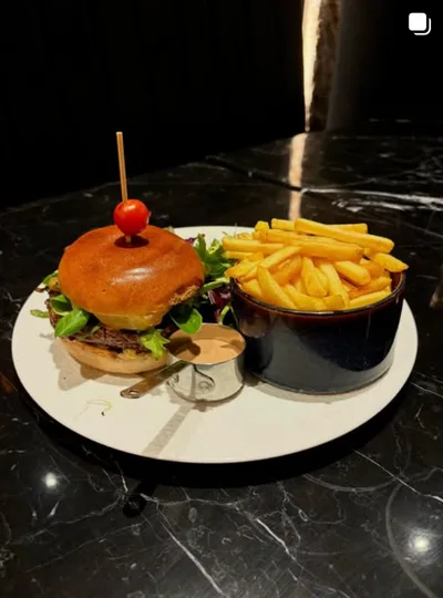 Un burger et ses frites, servis à table